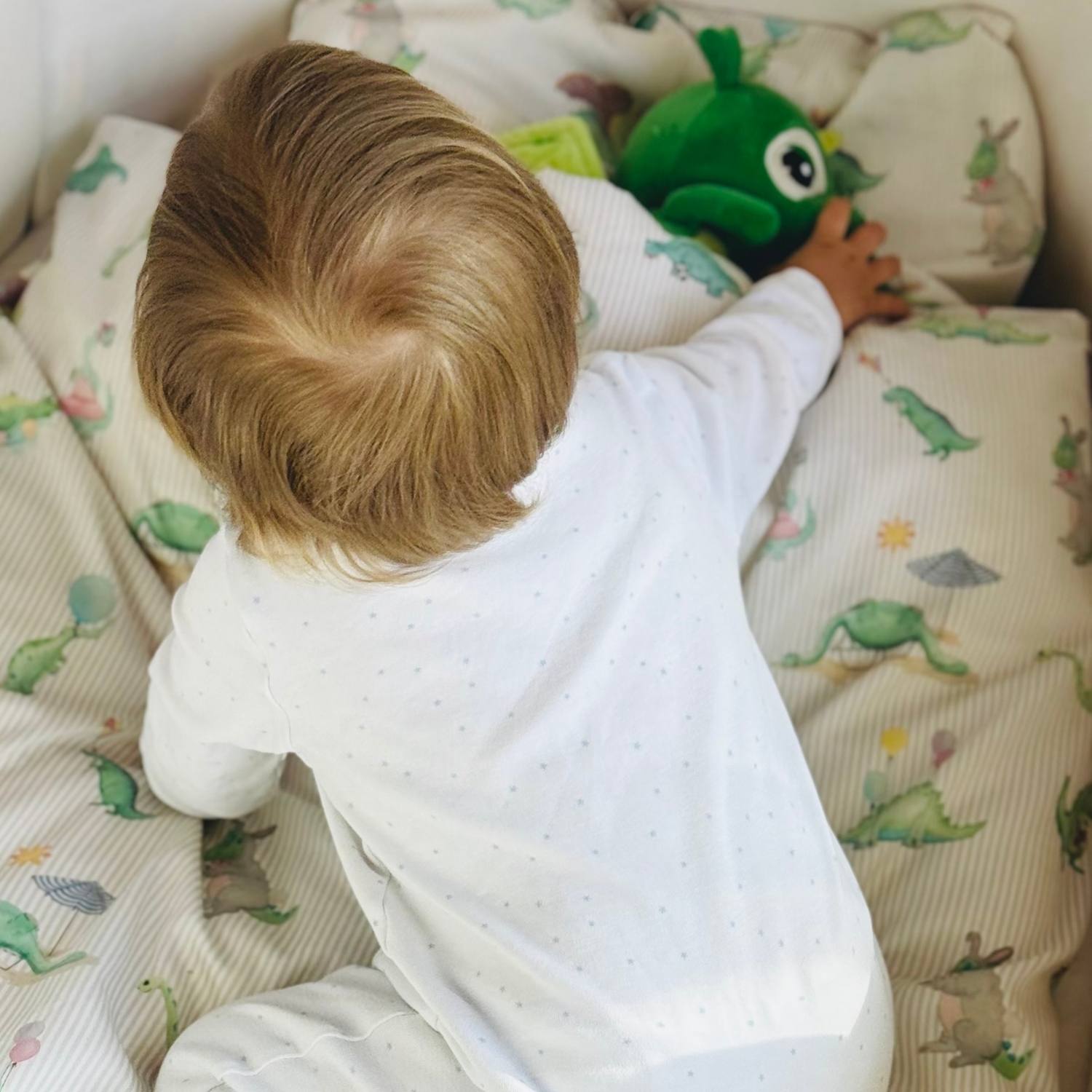 Baby Allergivenligt sengetøj bomuldssatin Beige/Grøn Dino (Høj TC - 300)