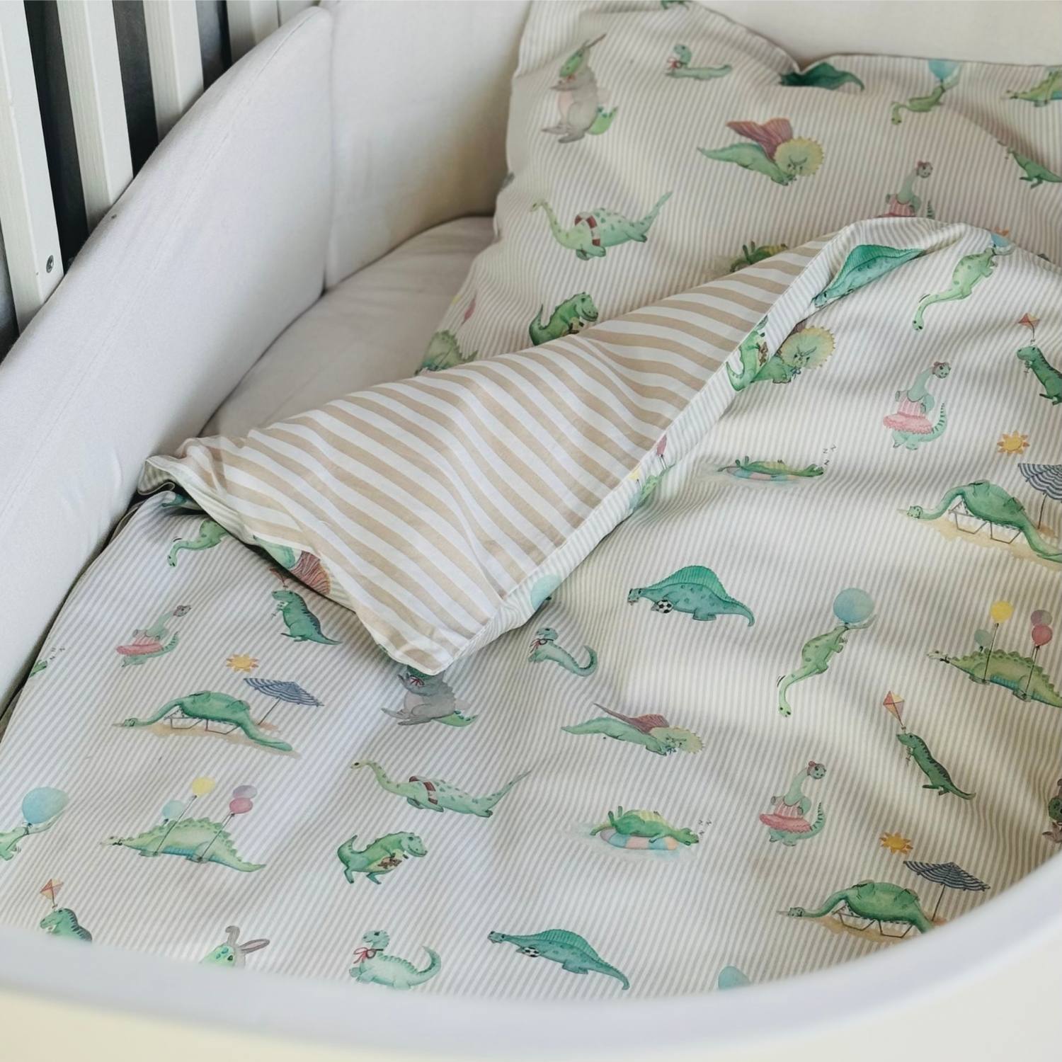 Baby Allergivenligt sengetøj bomuldssatin Beige/Grøn Dino (Høj TC - 300)